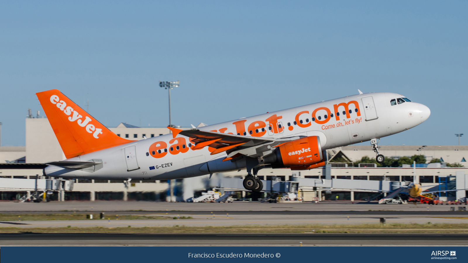 Easyjet  Airbus A319  G-EZEV