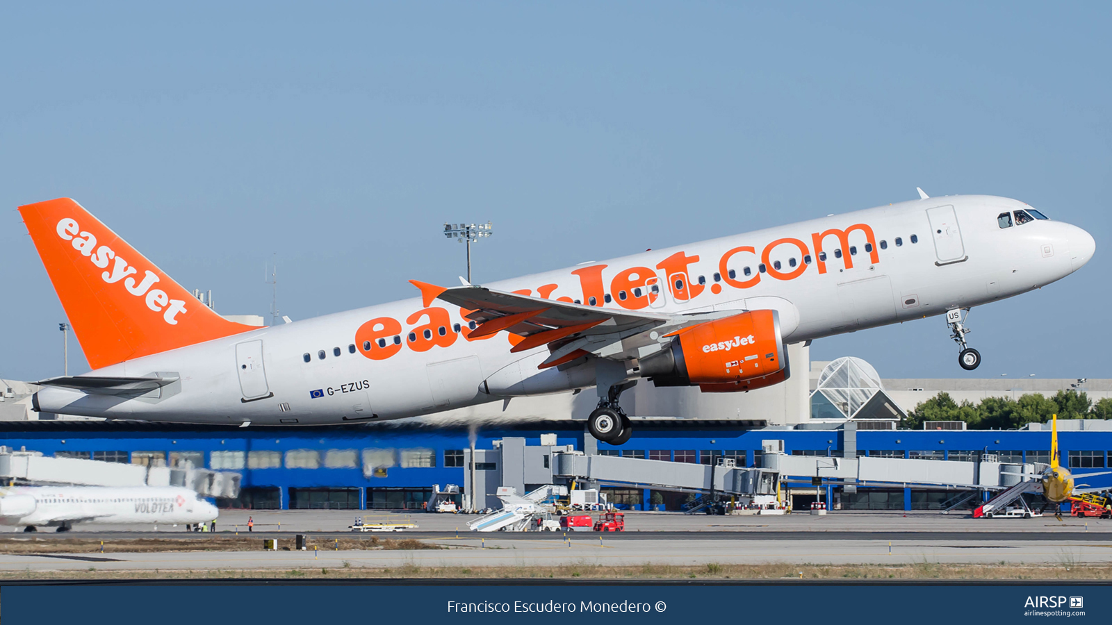 Easyjet  Airbus A320  G-EZUS