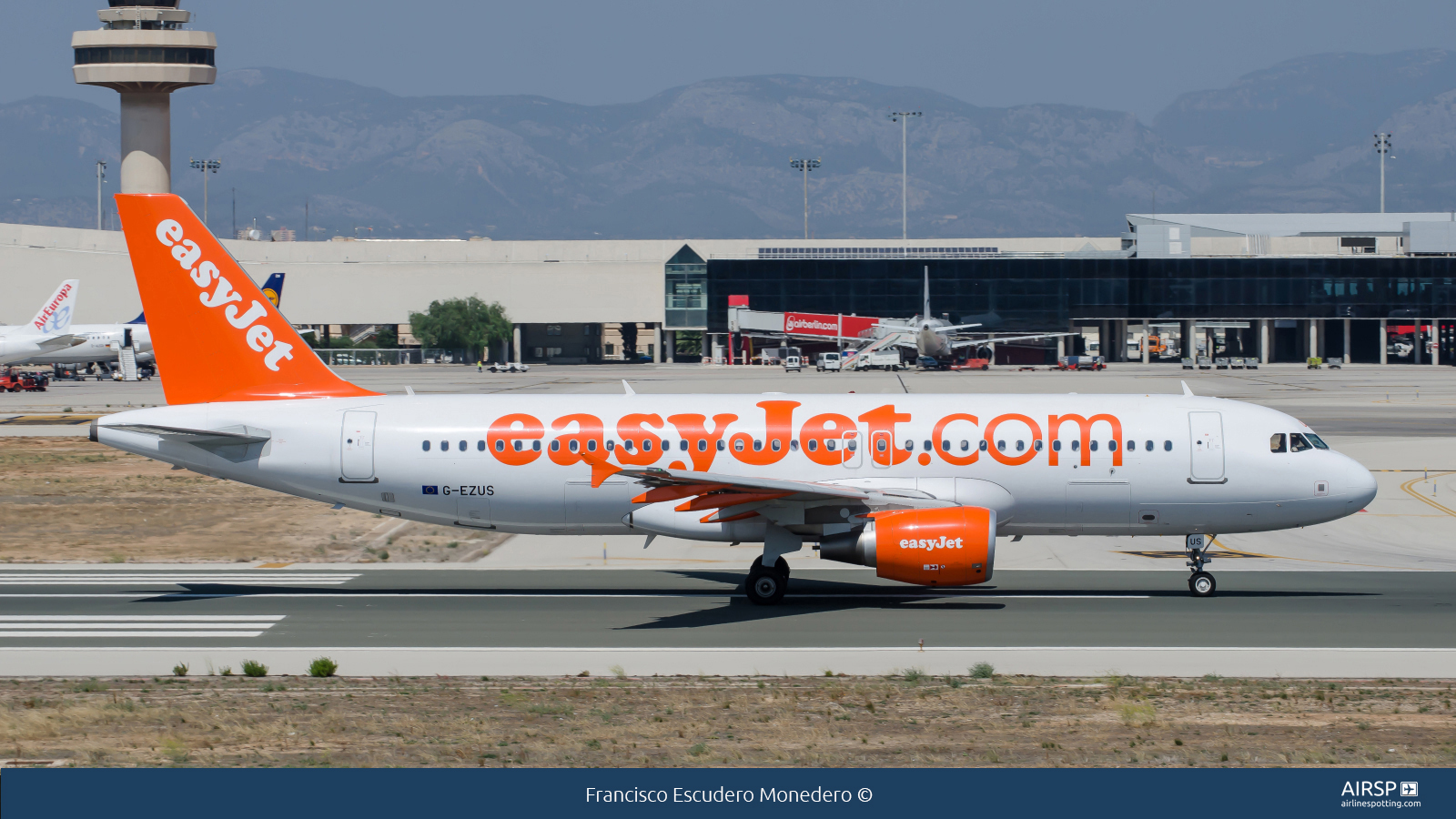 Easyjet  Airbus A320  G-EZUS