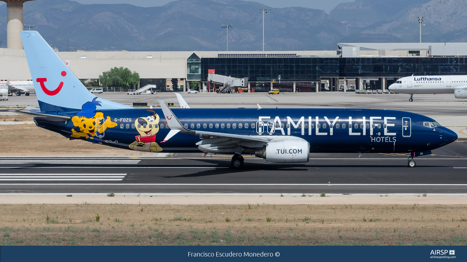 Tui Airways  Boeing 737-800  G-FDZG