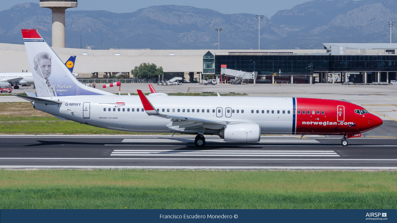 Norwegian  Boeing 737-800  G-NRWY