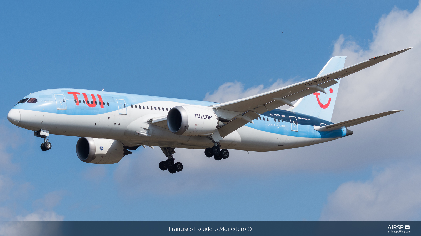 Tui Airways  Boeing 787-8  G-TUIA