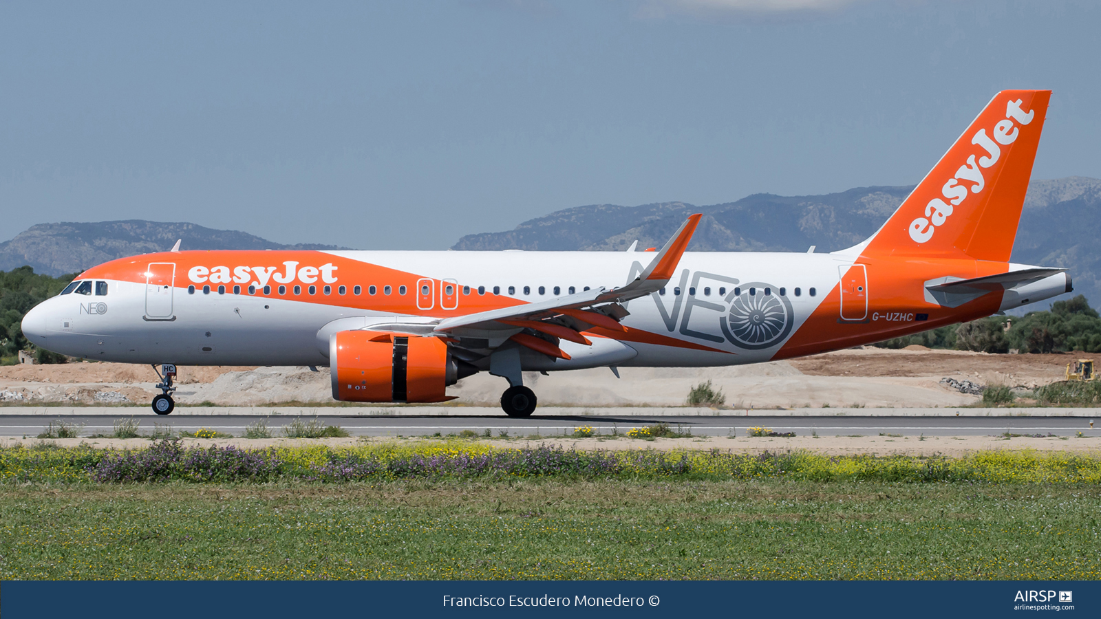 Easyjet  Airbus A320neo  G-UZHC