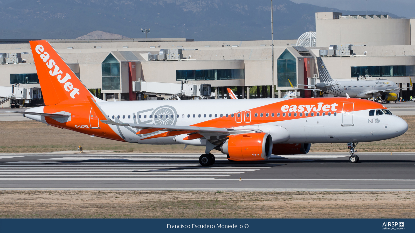 Easyjet  Airbus A320neo  G-UZHE