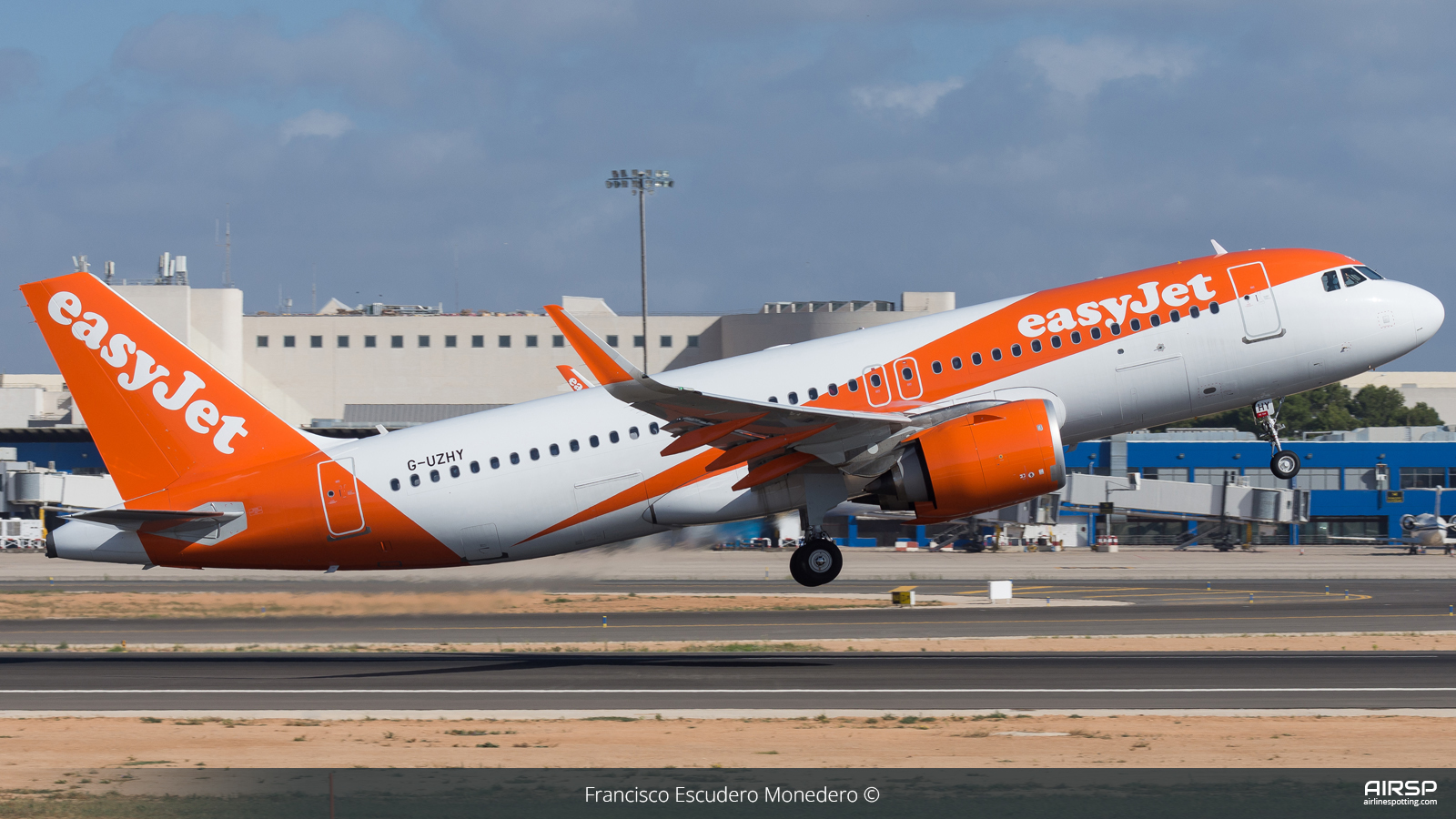 Easyjet  Airbus A320neo  G-UZHY