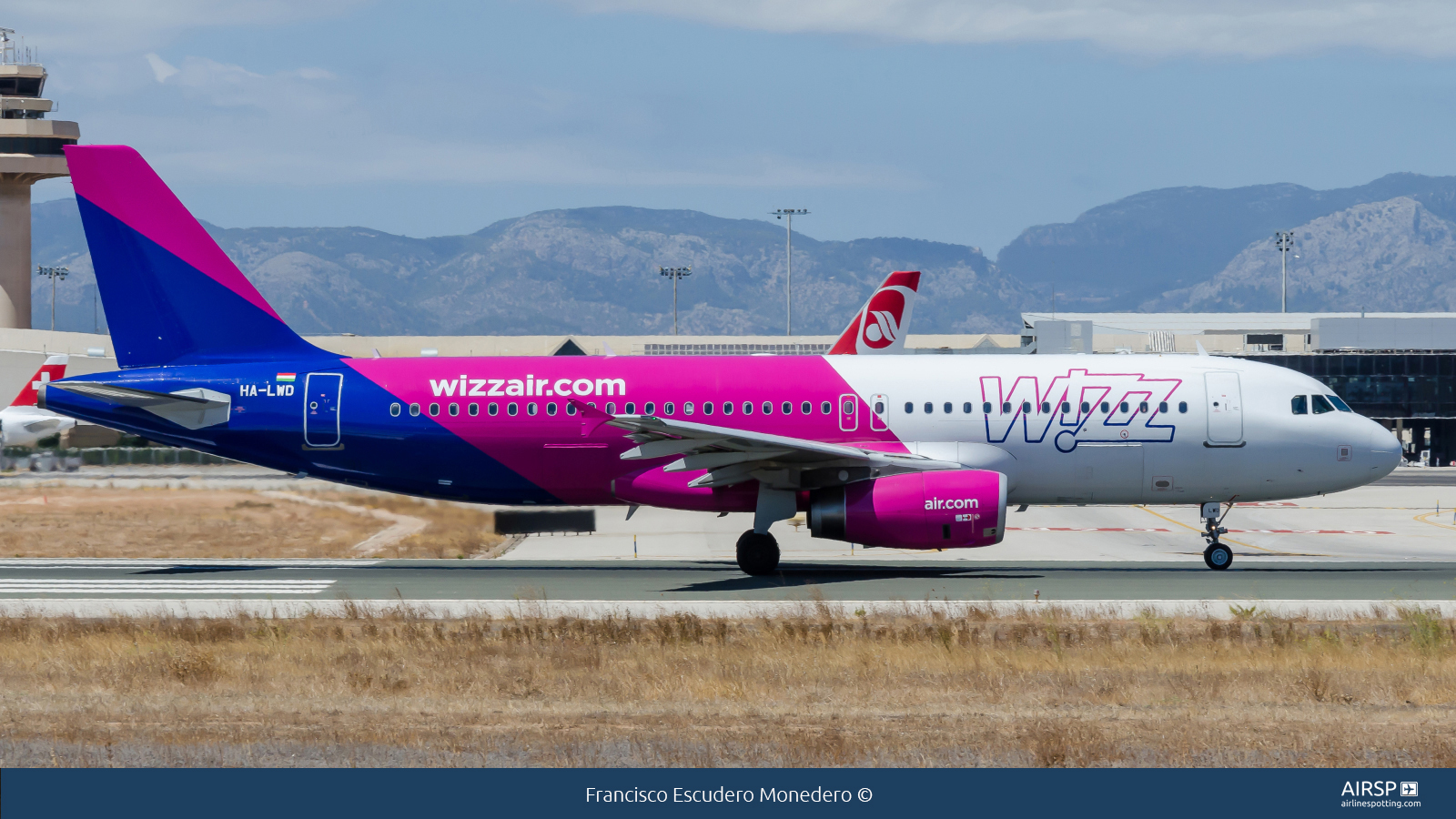 Wizz Air  Airbus A320  HA-LWD