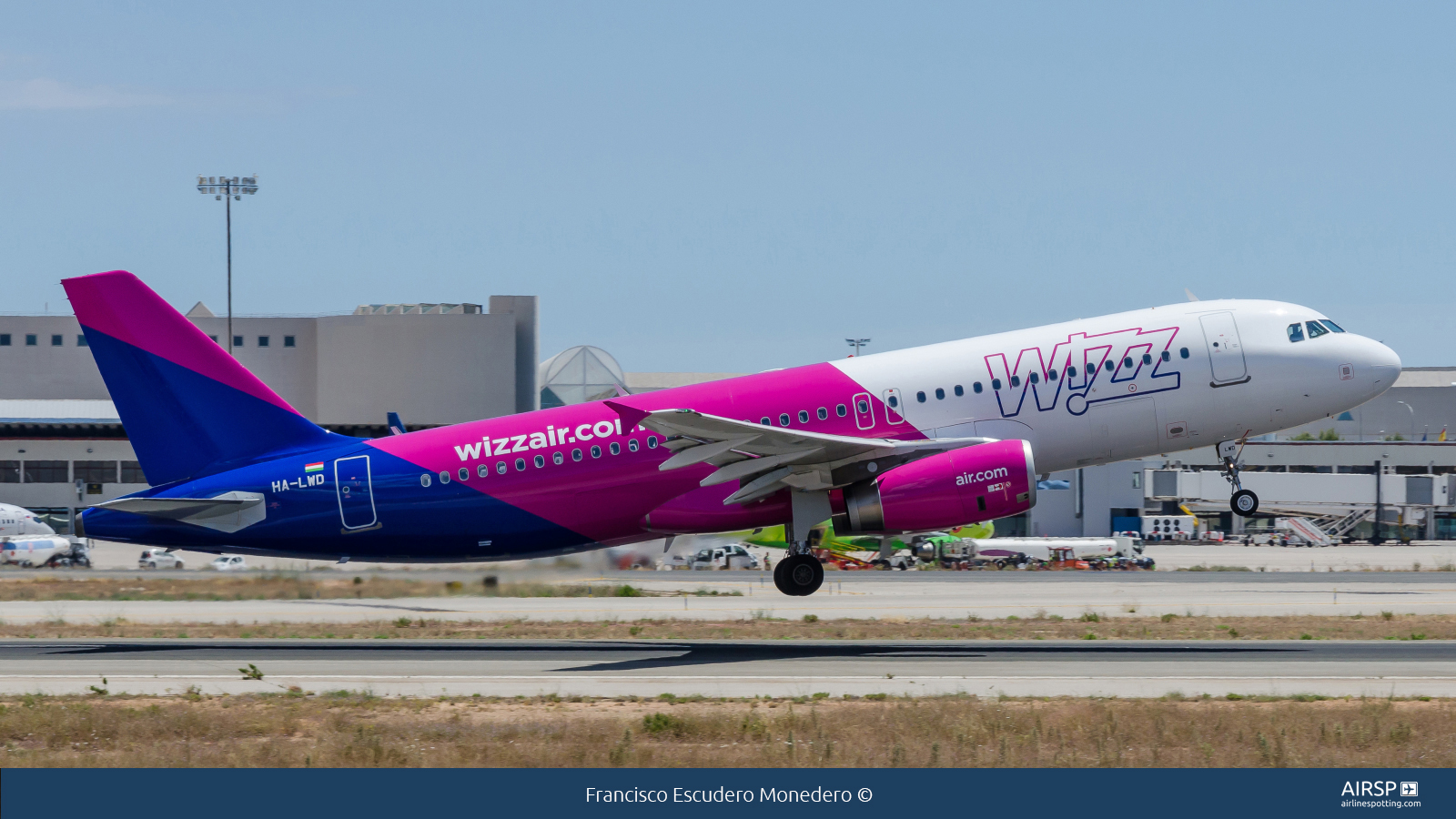 Wizz Air  Airbus A320  HA-LWD