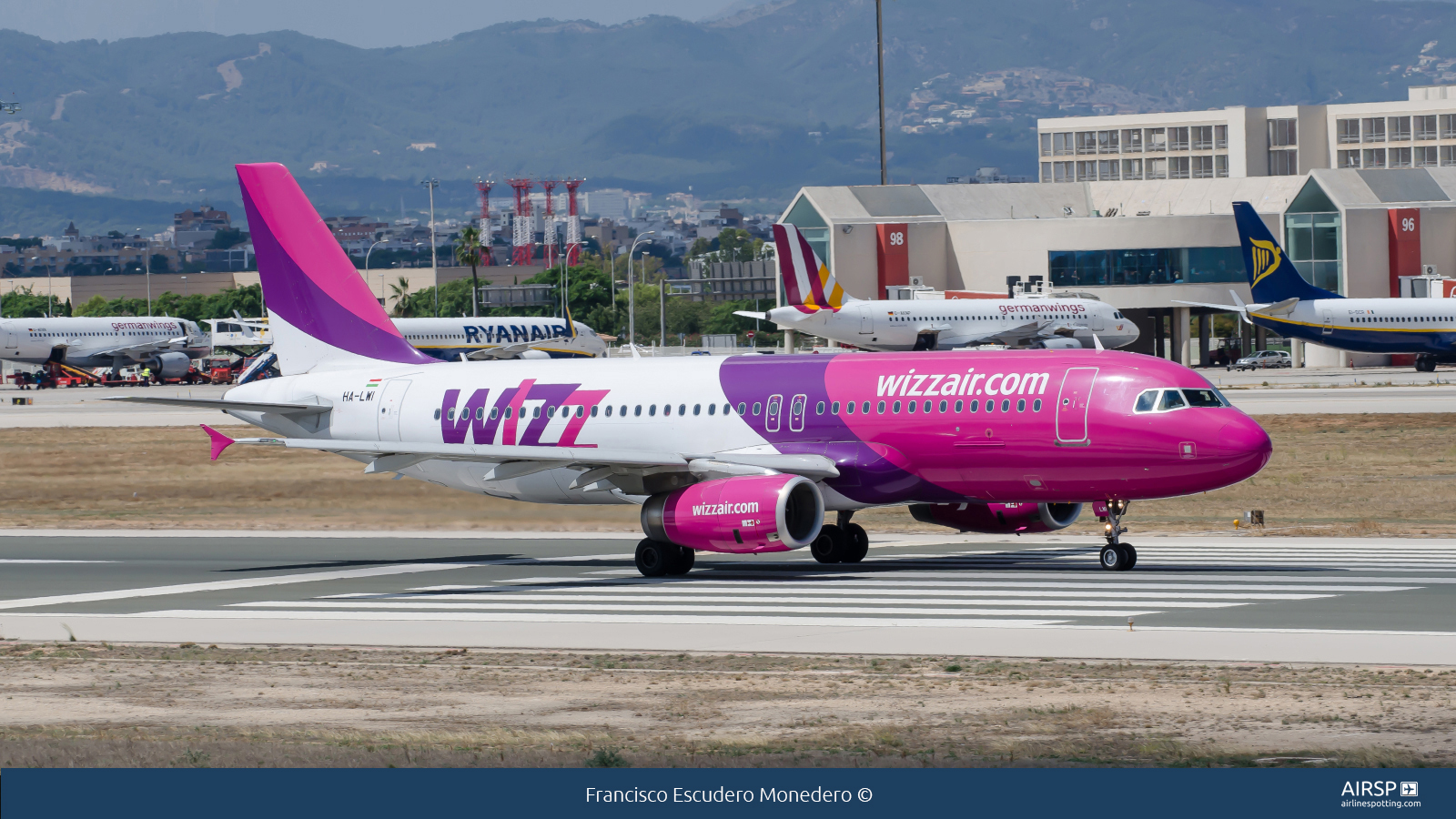 Wizz Air  Airbus A320  HA-LWI