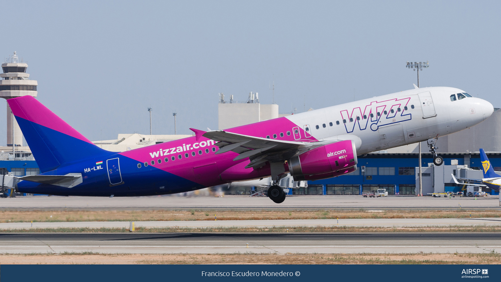 Wizz Air  Airbus A320  HA-LWL