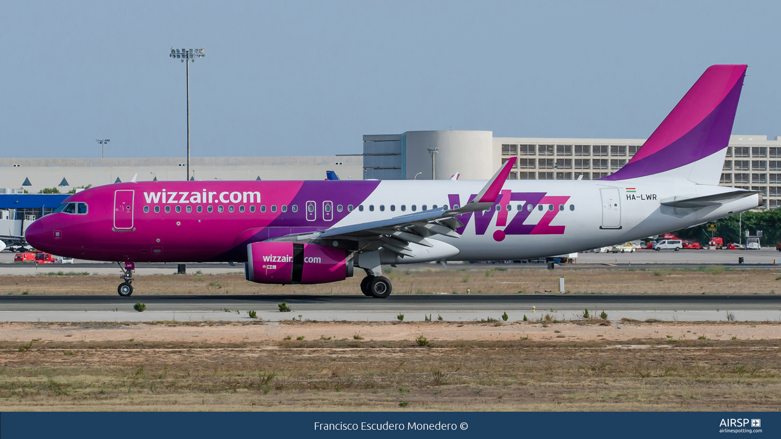 Wizz Air  Airbus A320  HA-LWR