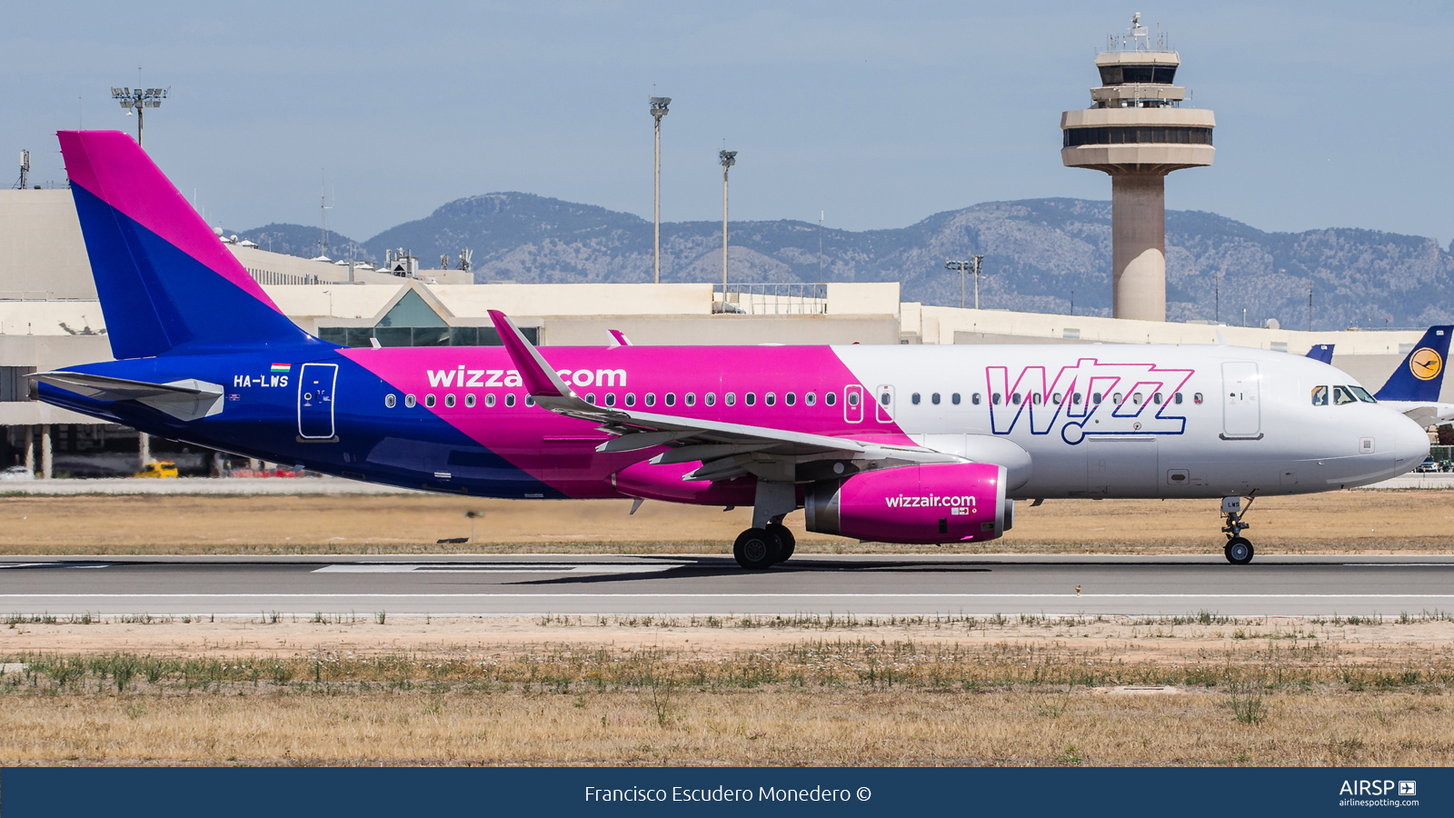 Wizz Air  Airbus A320  HA-LWS