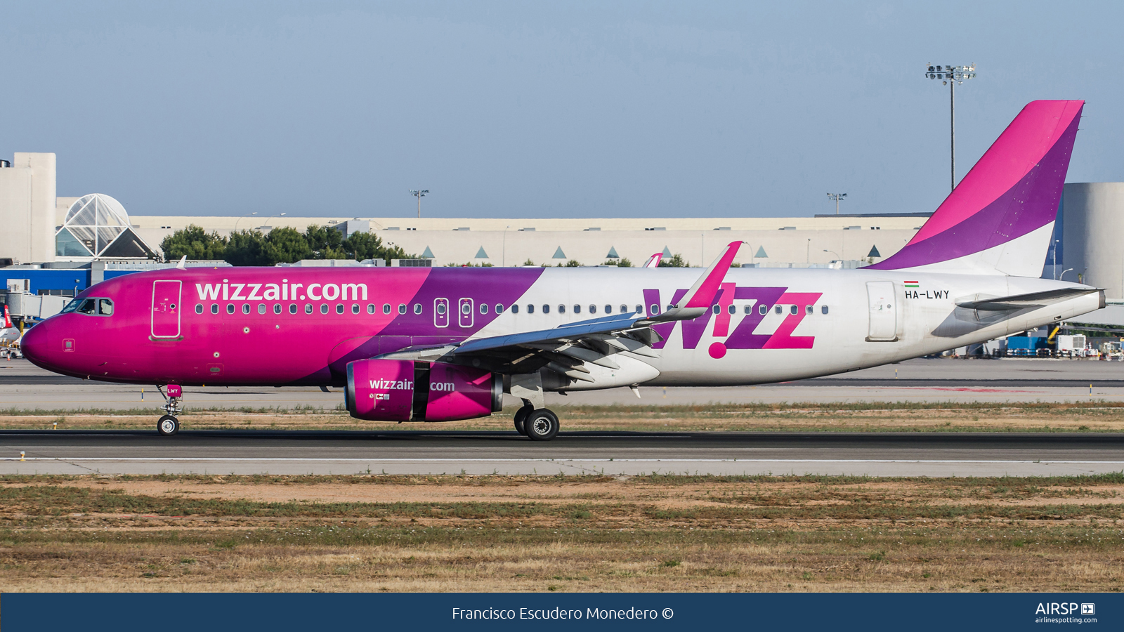 Wizz Air  Airbus A320  HA-LWY