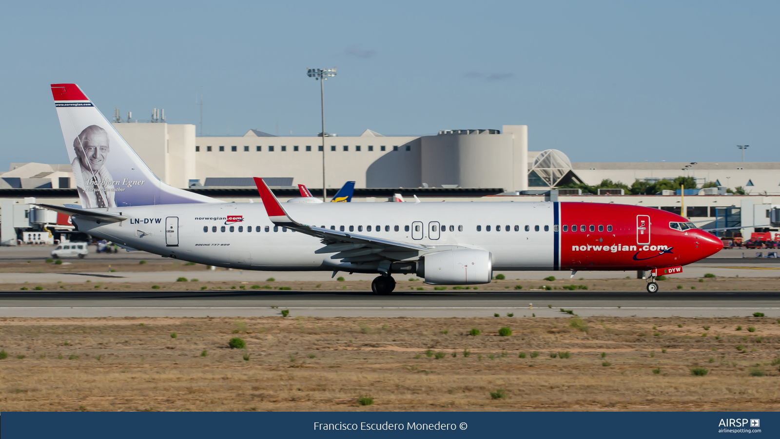 Norwegian  Boeing 737-800  LN-DYW
