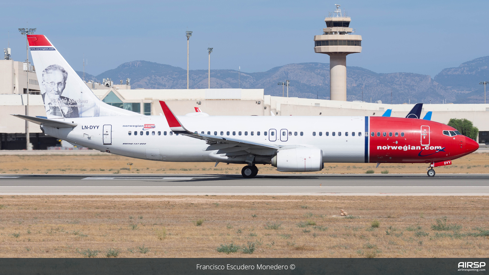 Norwegian  Boeing 737-800  LN-DYY