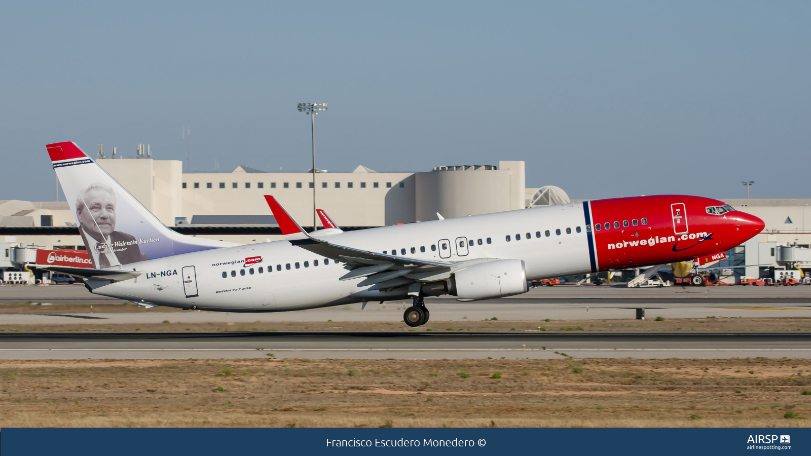 Norwegian  Boeing 737-800  LN-NGA