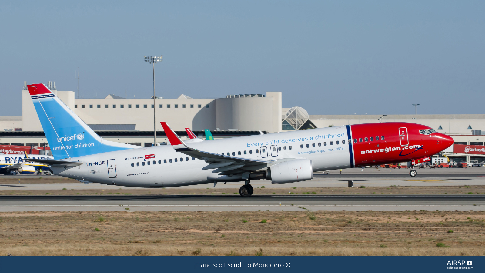 Norwegian  Boeing 737-800  LN-NGE