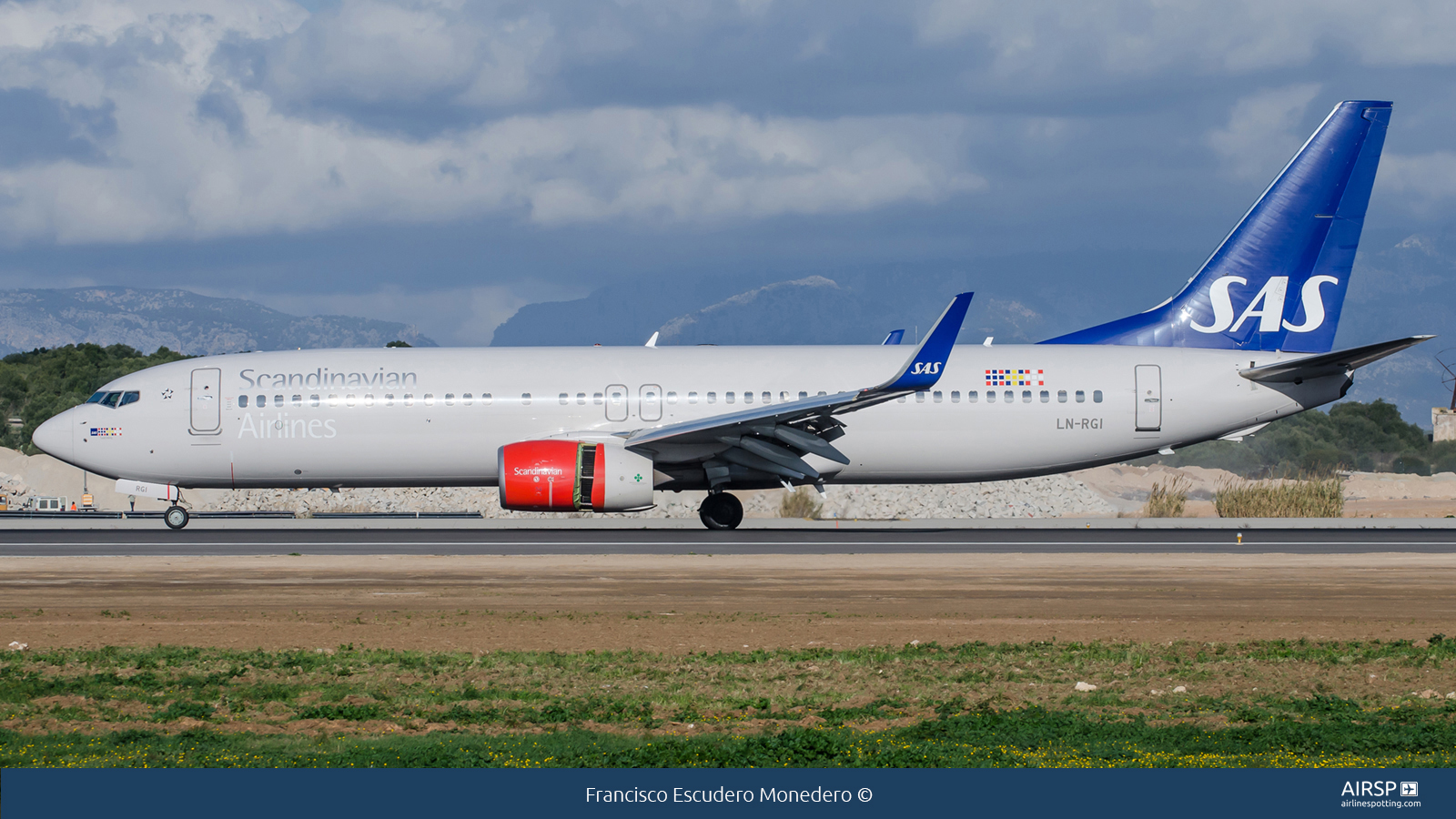 SAS Scandinavian Airlines  Boeing 737-800  LN-RGI