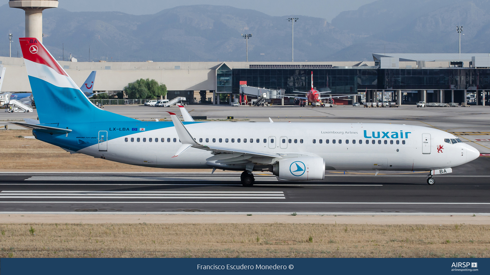 Luxair  Boeing 737-800  LX-LBA