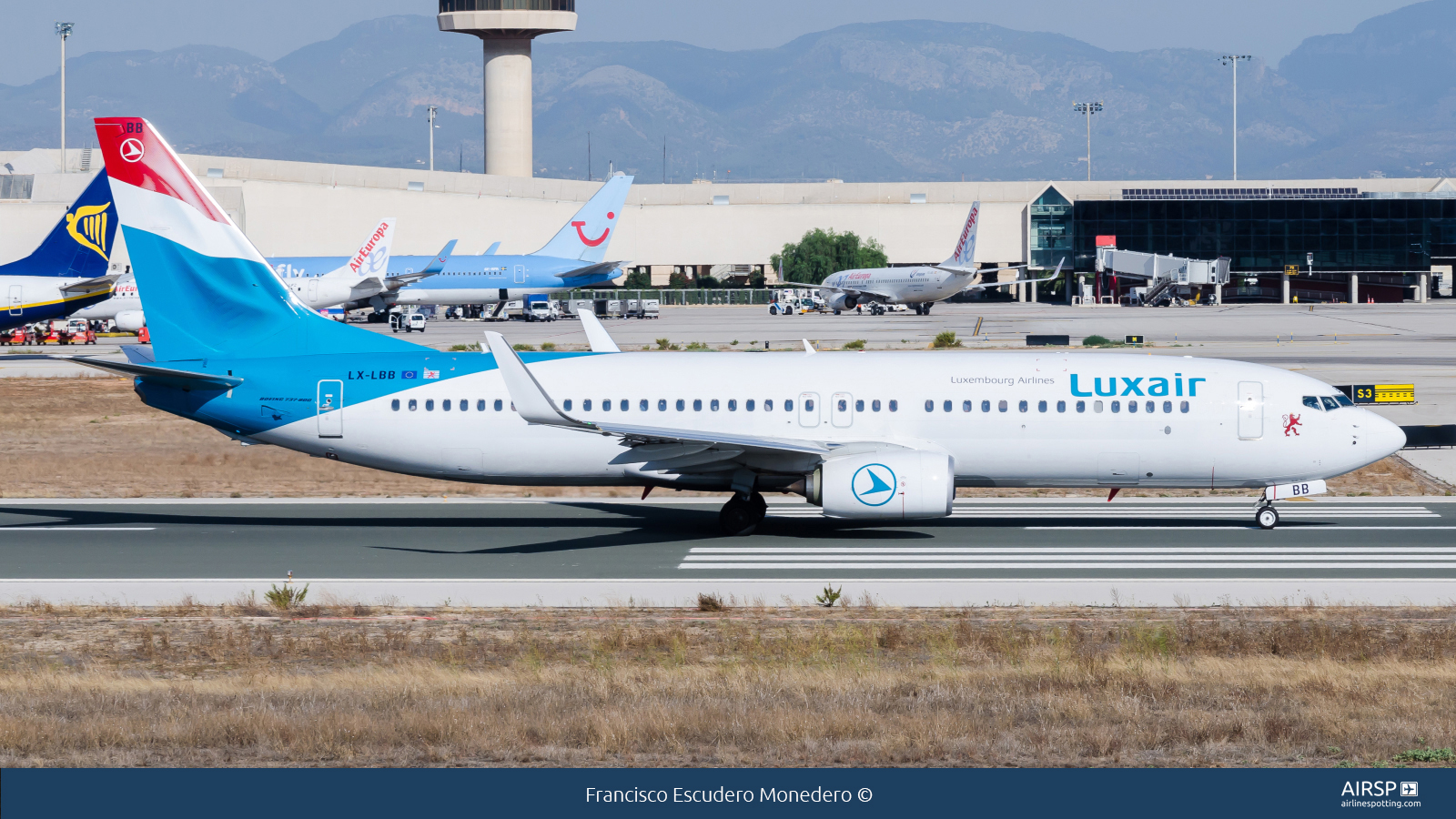Luxair  Boeing 737-800  LX-LBB