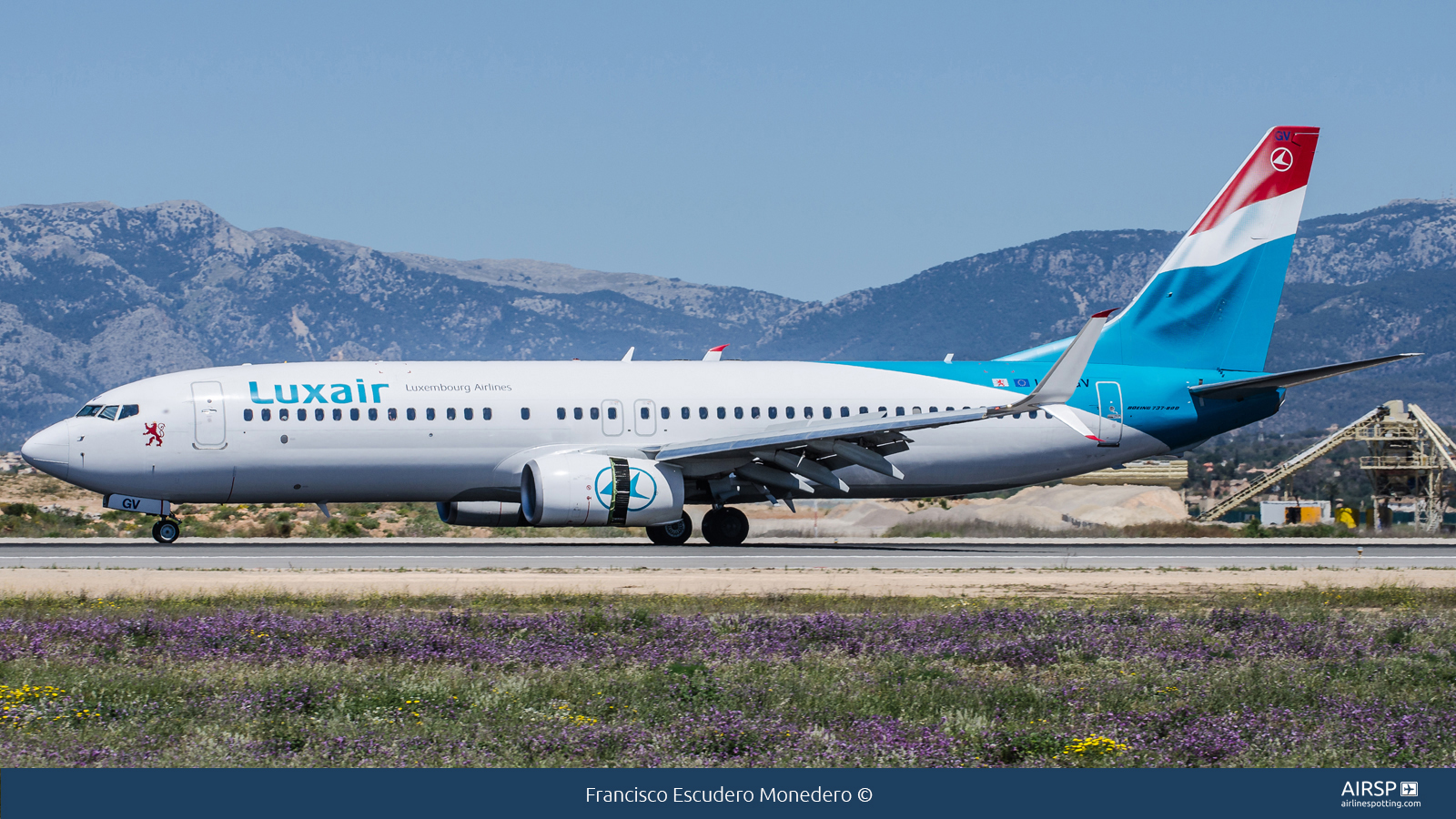 Luxair  Boeing 737-800  LX-LGV