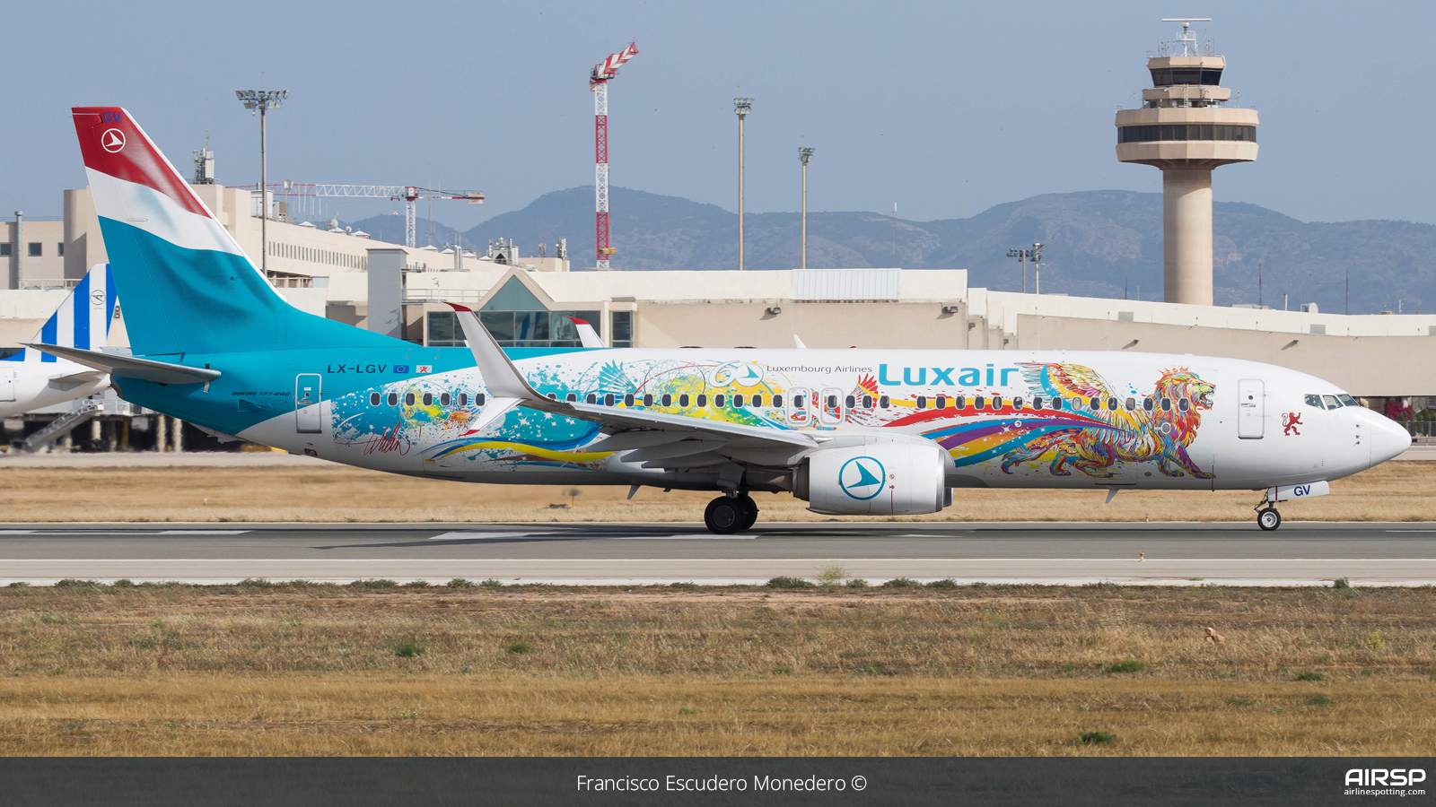 Luxair  Boeing 737-800  LX-LGV