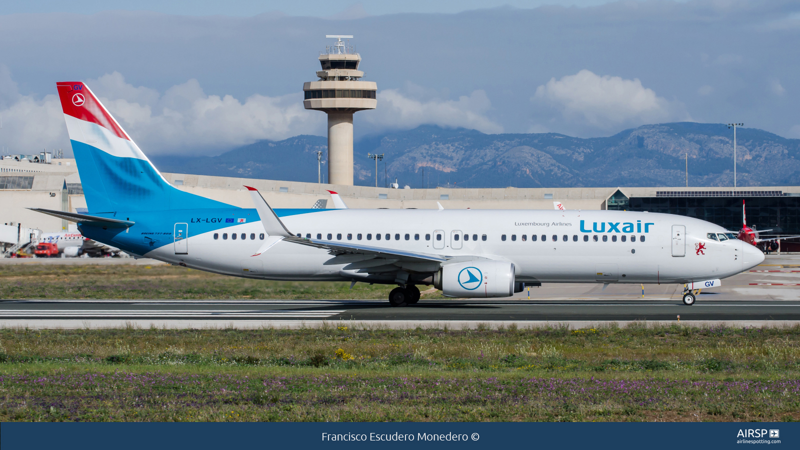 Luxair  Boeing 737-800  LX-LGV