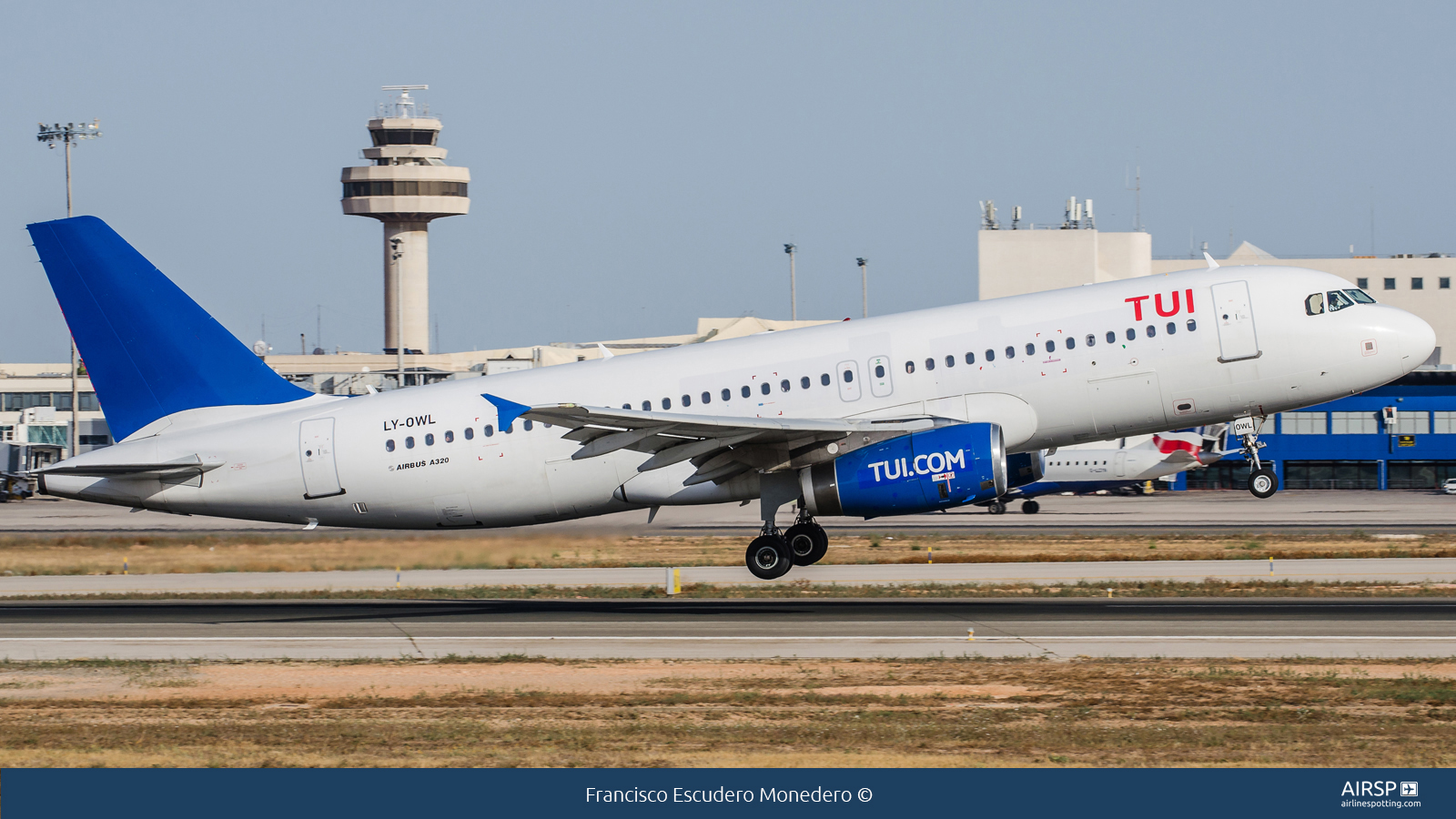 Tui Airways  Airbus A320  LY-OWL