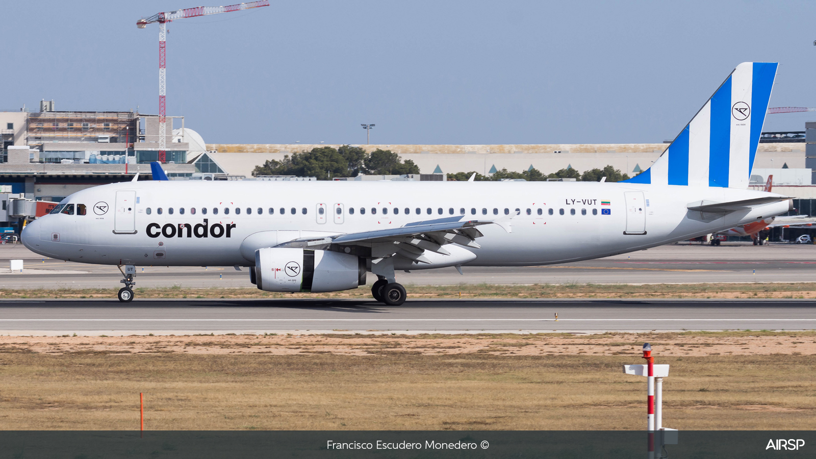 Condor  Airbus A320  LY-VUT
