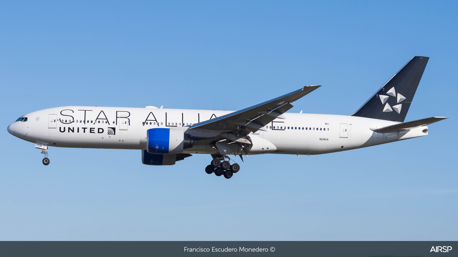 United Airlines  Boeing 777-200  N218UA