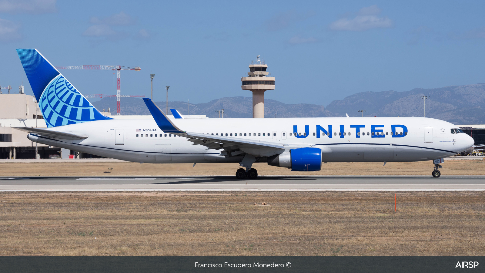 United Airlines  Boeing 767-300  N654UA