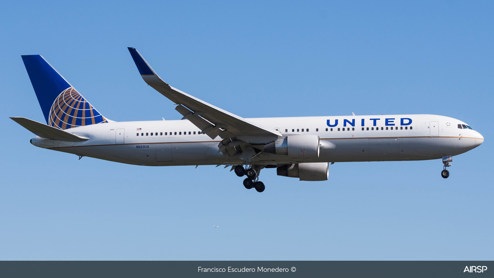 United Airlines  Boeing 767-300  N669UA