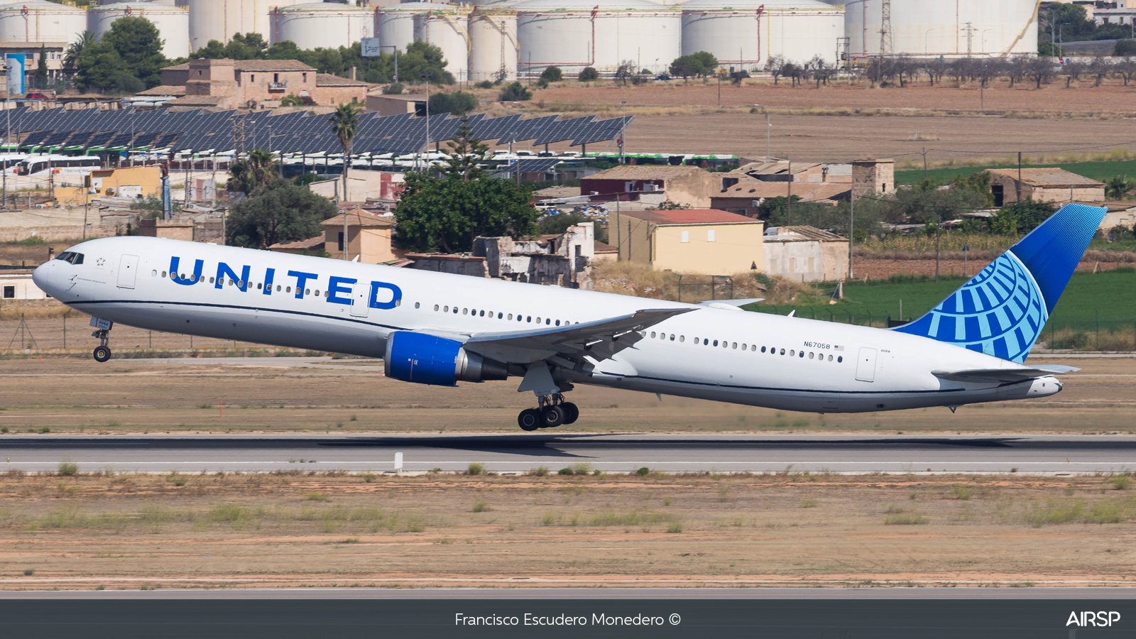 United Airlines  Boeing 767-400  N67058