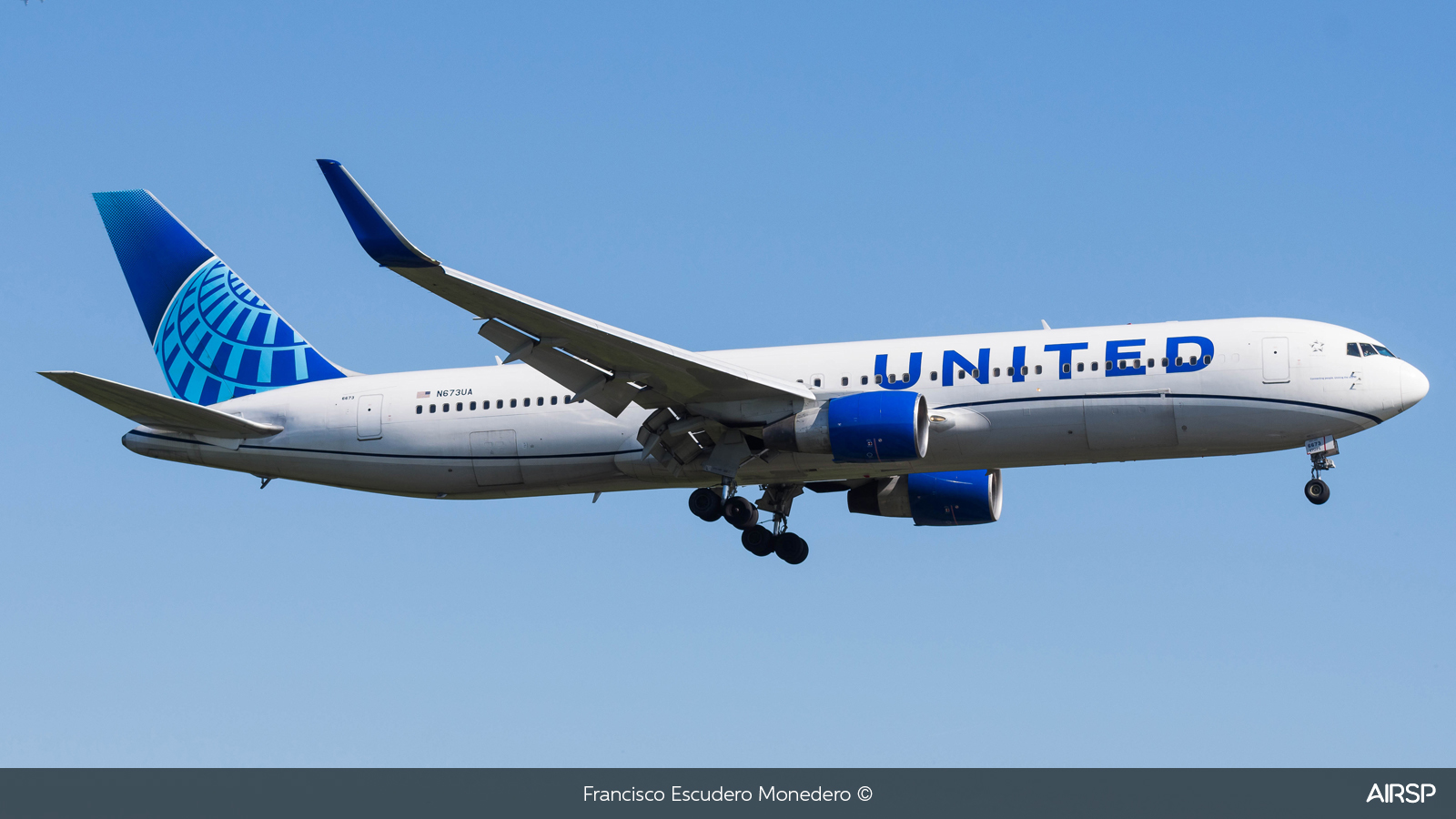 United Airlines  Boeing 767-300  N673UA