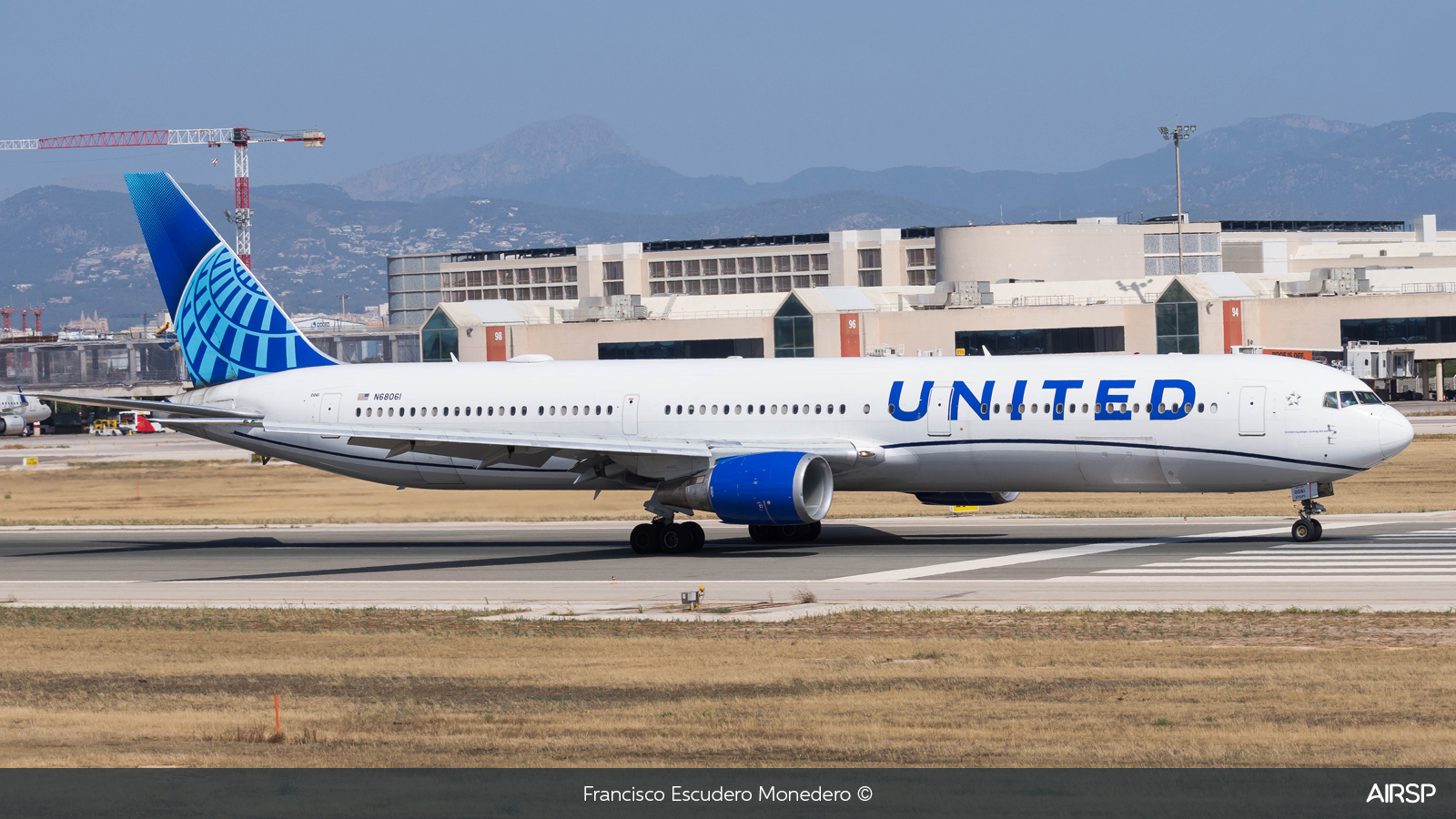 United Airlines  Boeing 767-400  N68061