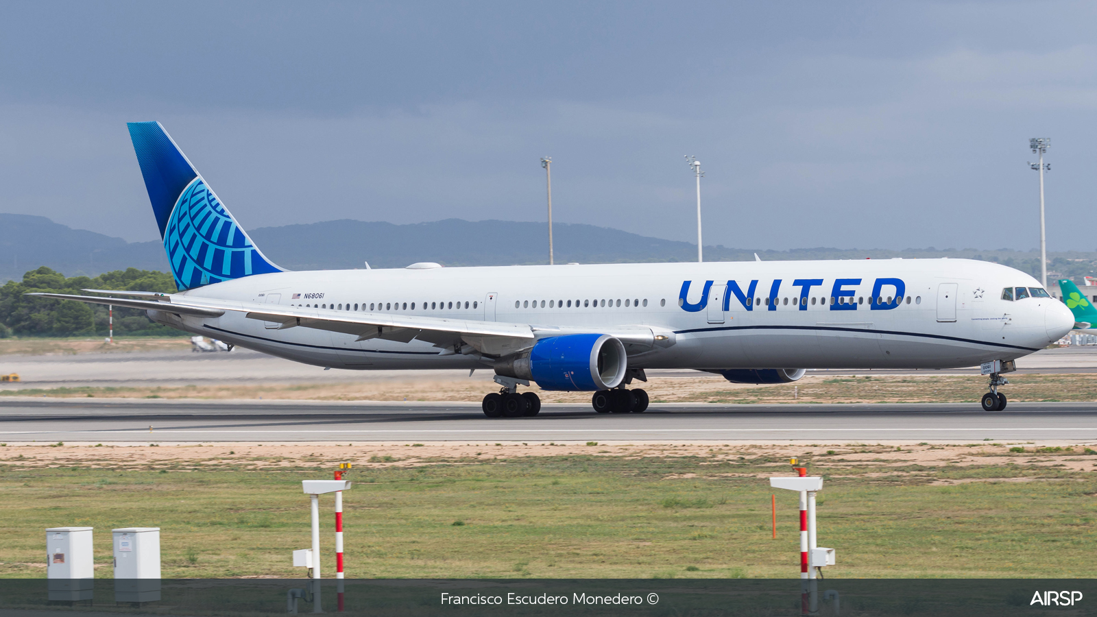 United Airlines  Boeing 767-400  N68061