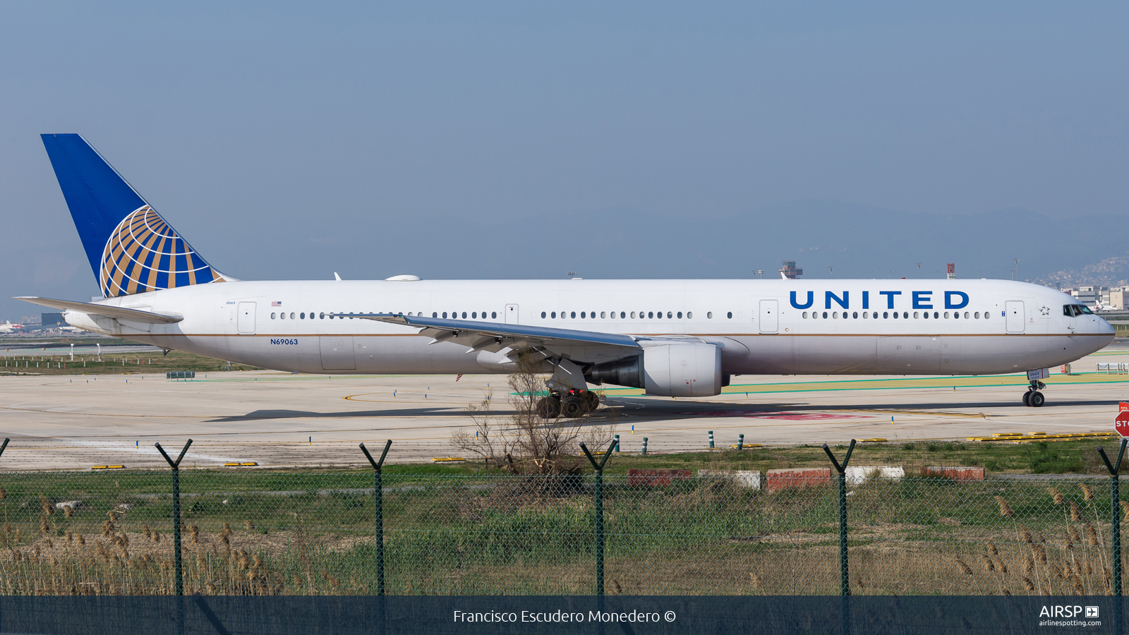 United Airlines  Boeing 767-400  N69063