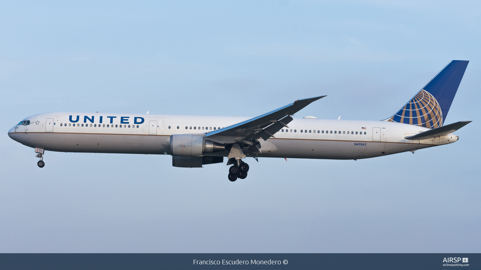 United Airlines  Boeing 767-400  N69063