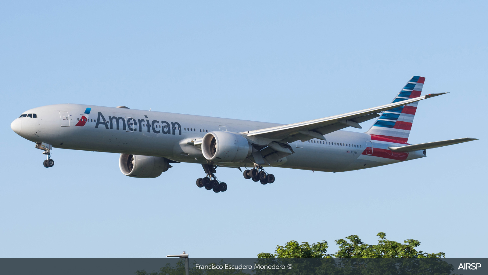 American Airlines  Boeing 777-300  N736AT