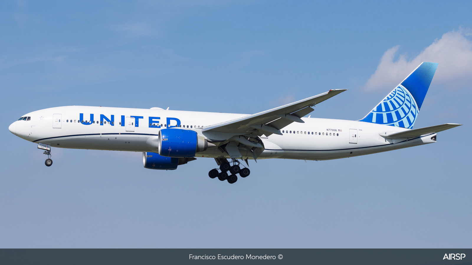 United Airlines  Boeing 777-200  N77006