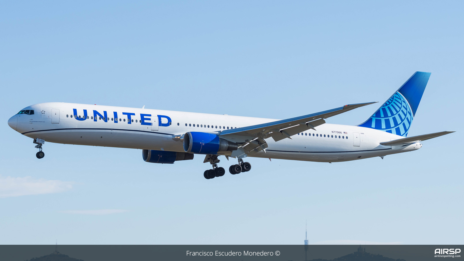 United Airlines  Boeing 767-400  N77066