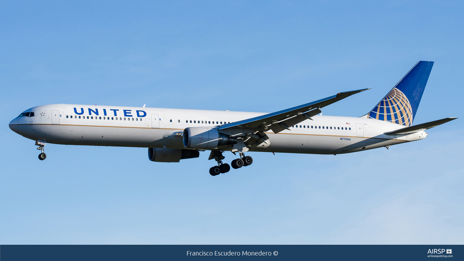 United Airlines  Boeing 767-400  N77066