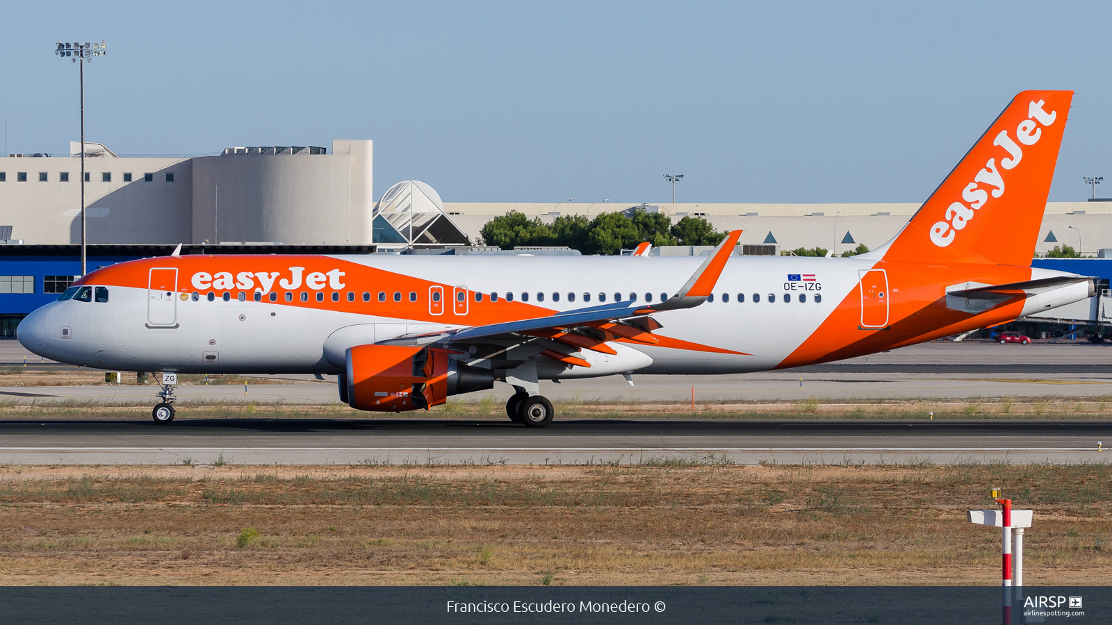 Easyjet  Airbus A320  OE-IZG