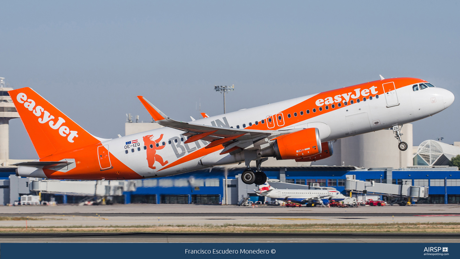 Easyjet  Airbus A320  OE-IZQ