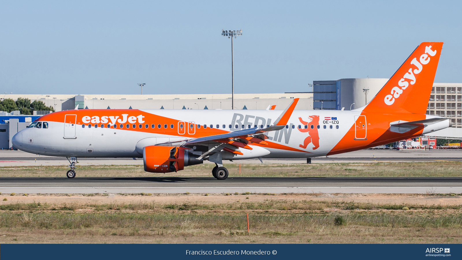 Easyjet  Airbus A320  OE-IZQ