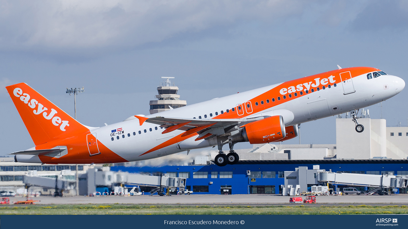 Easyjet  Airbus A320  OE-IZW