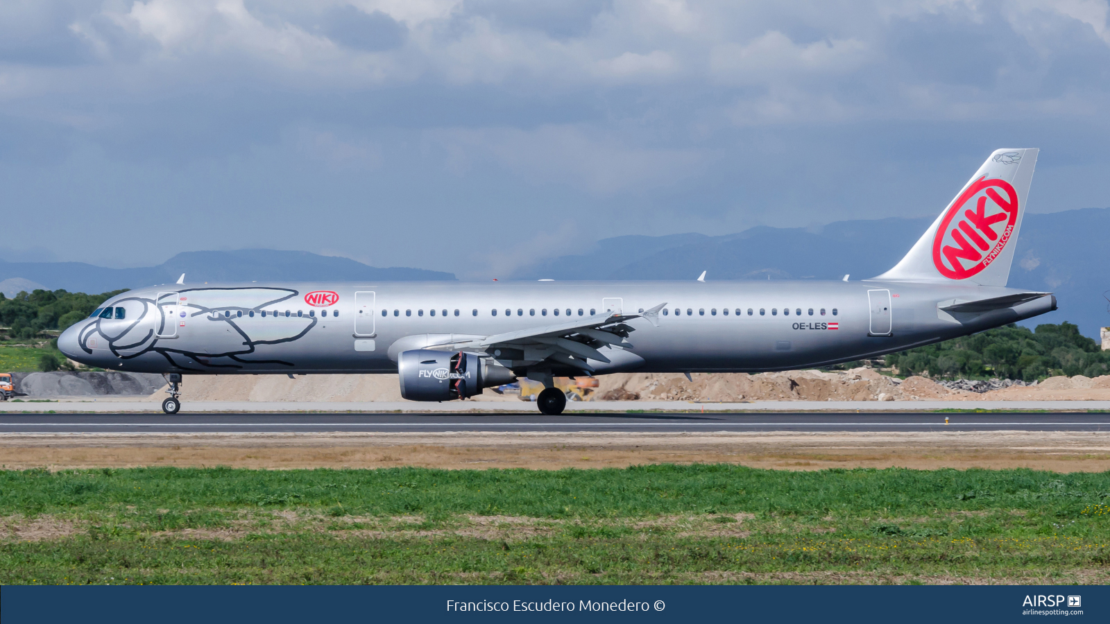 Niki  Airbus A321  OE-LES