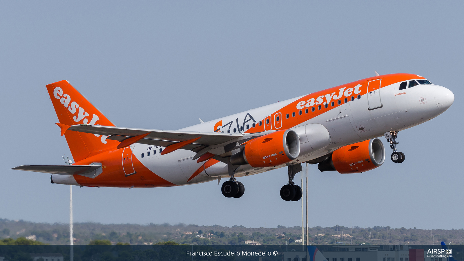 Easyjet  Airbus A319  OE-LKF