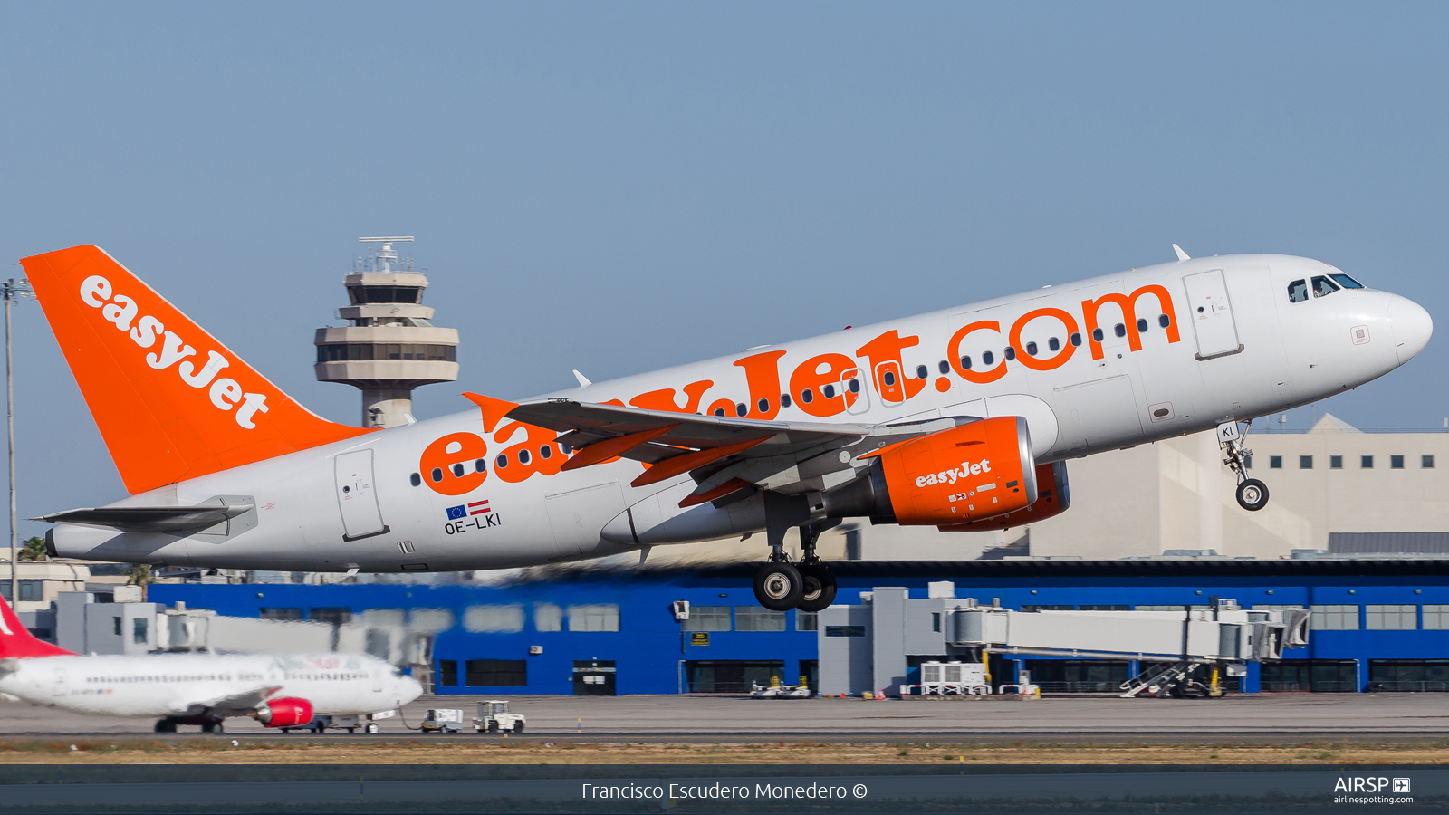 Easyjet  Airbus A319  OE-LKI