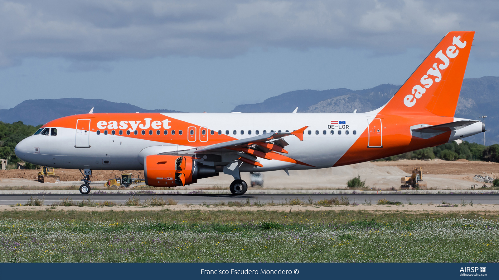 Easyjet  Airbus A319  OE-LQR