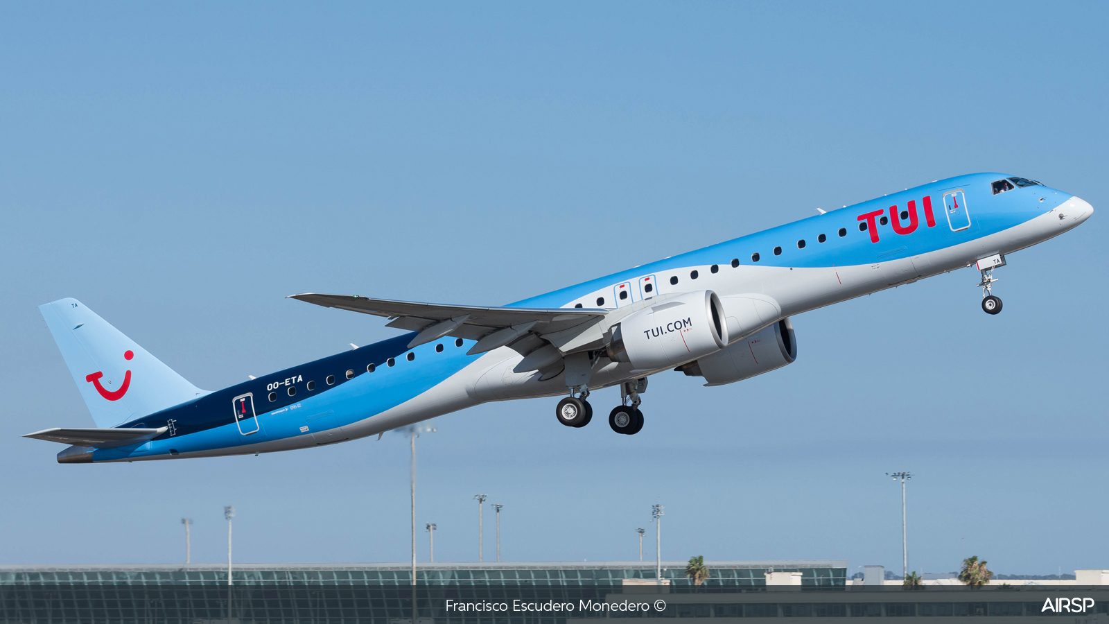 Tui Airways  Embraer E195-E2  OO-ETA